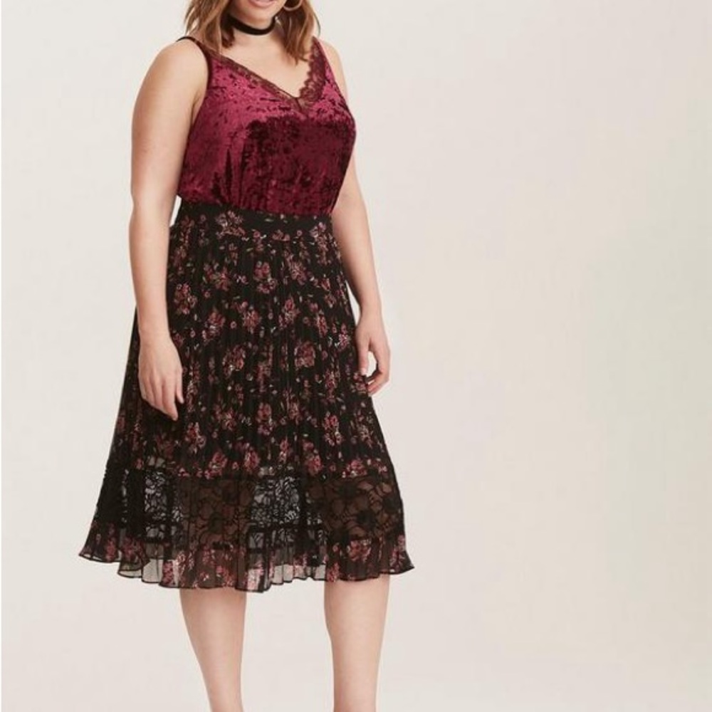 torrid Crushed Velvet Lace-Trim Tank Top in Burgundy - Picture 2 of 5